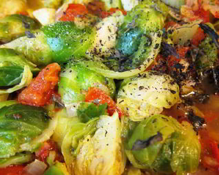Брюссельская капуста с томатами
