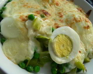 Гратен с луком-пореем и яйцами
