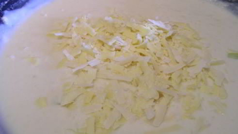 гратен с луком-пореем и яйцами