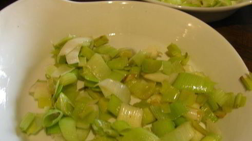 гратен с луком-пореем и яйцами