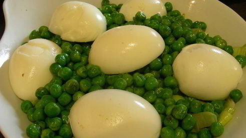 гратен с луком-пореем и яйцами