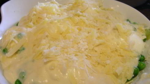 гратен с луком-пореем и яйцами