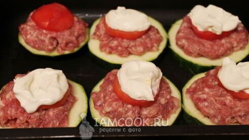 кабачки, фаршированные фаршем и сыром, в духовке