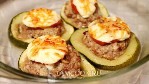 кабачки, фаршированные фаршем и сыром, в духовке