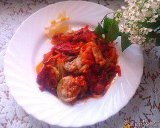 Кабачки с мясом тушеные в томатном соусе