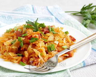 Капуста тушеная с колбасой