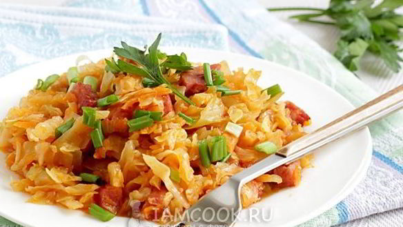 Рецепт Капусты тушеной с колбасой