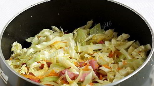 капуста тушеная с колбасой