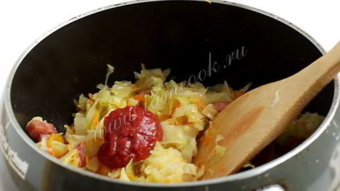 капуста тушеная с колбасой