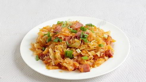 капуста тушеная с колбасой