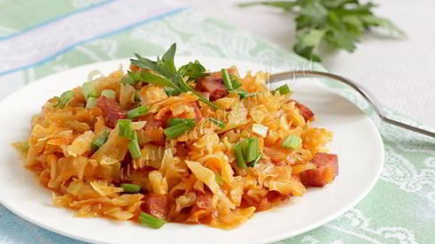 капуста тушеная с колбасой