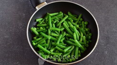 кус-кус с зеленым горошком и стручковой фасолью