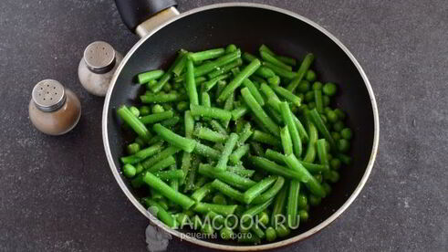 кус-кус с зеленым горошком и стручковой фасолью