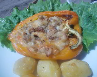 Лодочки из перца, фаршированные сыром и грибами