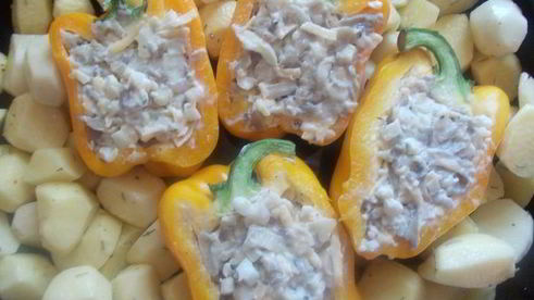 лодочки из перца, фаршированные сыром и грибами