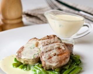 Медальоны из свинины с зеленой фасолью и беарнским соусом