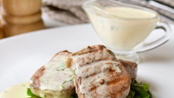 Рецепт Медальонов из свинины с зеленой фасолью и беарнским соусом