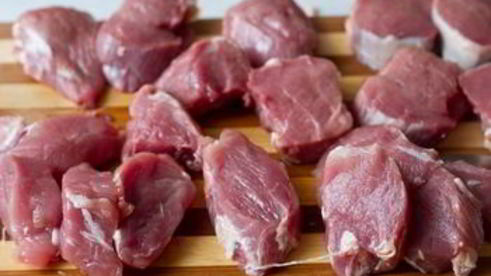 медальоны из свинины с зеленой фасолью и беарнским соусом