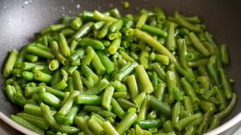 медальоны из свинины с зеленой фасолью и беарнским соусом