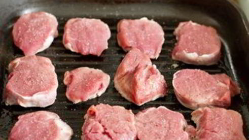 медальоны из свинины с зеленой фасолью и беарнским соусом