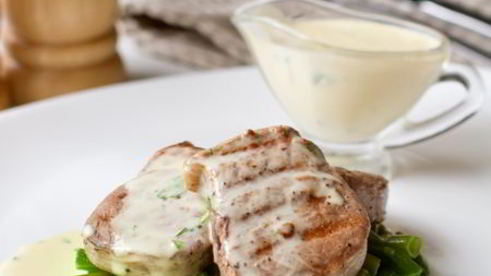 медальоны из свинины с зеленой фасолью и беарнским соусом