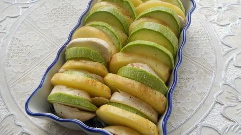 молодой картофель запеченный с кабачками и шампиньонами