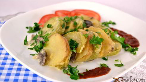 молодой картофель запеченный с кабачками и шампиньонами