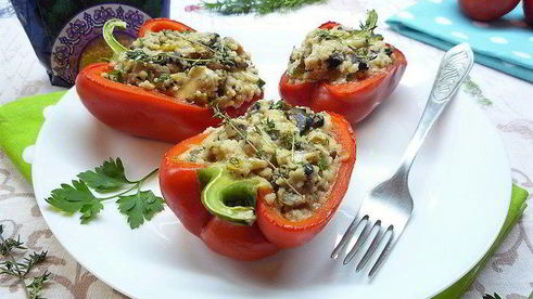 сладкий перец, фаршированный грибами и кускусом