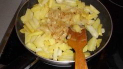 тушеная картошка на сковороде