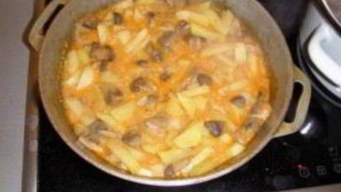 тушеная картошка на сковороде