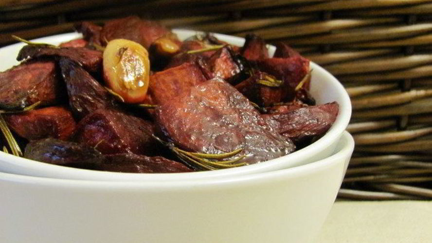 Рецепт запеченной свеклы с розмаринома и чеснокома