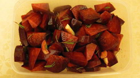 запеченная свекла с розмарином и чесноком