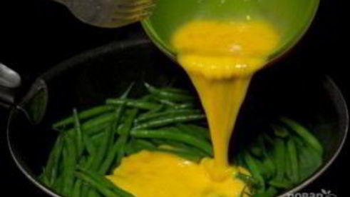 зеленая фасоль с яйцом