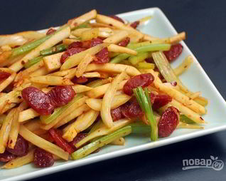 Жареный корень сельдерея с колбасками