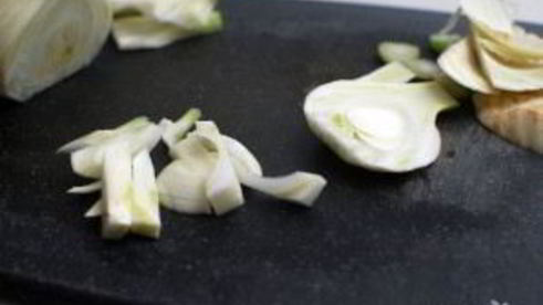 жареный корень сельдерея с колбасками