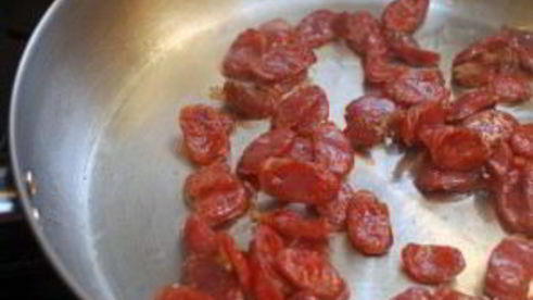 жареный корень сельдерея с колбасками