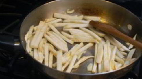 жареный корень сельдерея с колбасками