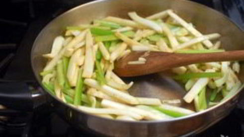 жареный корень сельдерея с колбасками