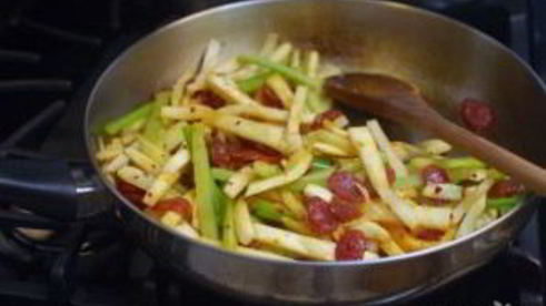 жареный корень сельдерея с колбасками