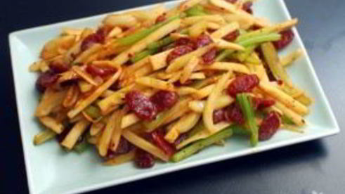 жареный корень сельдерея с колбасками