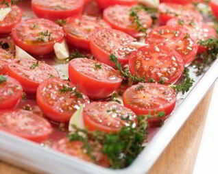 Жареные томаты с чесноком и оливковым маслом