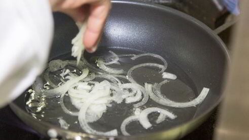 баклажаны с куриной печенью и овощами