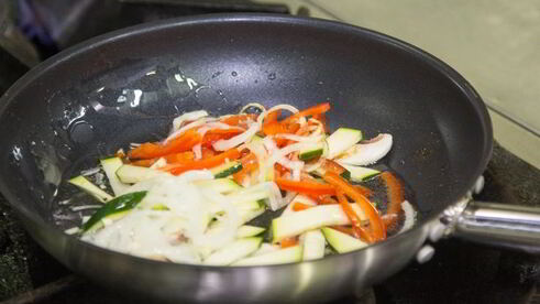 баклажаны с куриной печенью и овощами