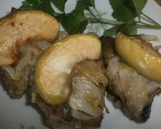 Говяжья печень с яблоками и луком по-берлински