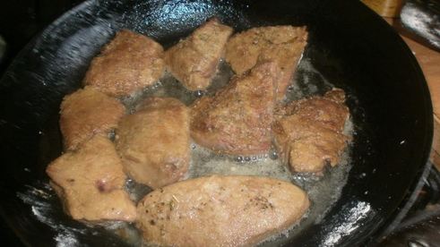 говяжья печень с яблоками и луком по-берлински