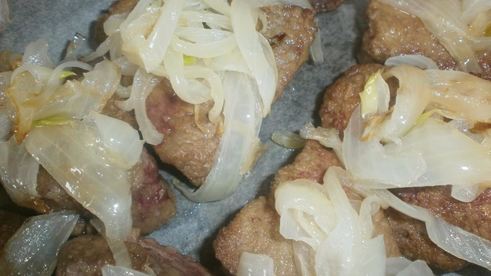 говяжья печень с яблоками и луком по-берлински