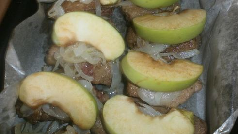 говяжья печень с яблоками и луком по-берлински