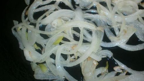 говяжья печень с яблоками и луком по-берлински