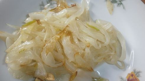 говяжья печень с яблоками и луком по-берлински