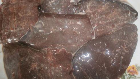 говяжья печень с яблоками и луком по-берлински